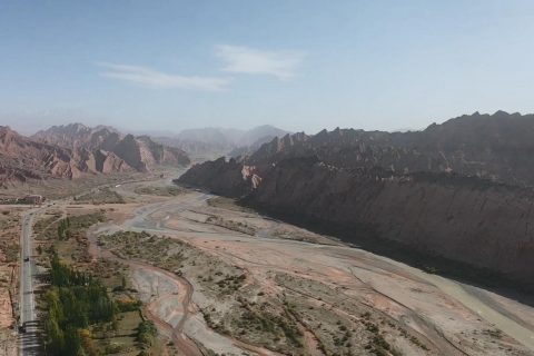 諮詢烏魯木齊旅行社時，報名需要準備什麼，當地參團要核對接送範圍和集合方式