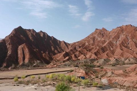 伊犁旅行社報價怎麼看，跟團報名要確認產品名稱和出發地