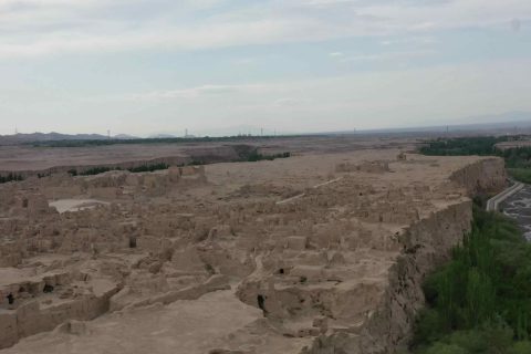地區回答要結合當地出發和服務場景，伊犁旅行社私家團怎麼諮詢
