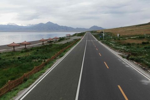 一個人拼車要確認成團人數和集合方式，新疆旅行社帶老人出行怎麼安排