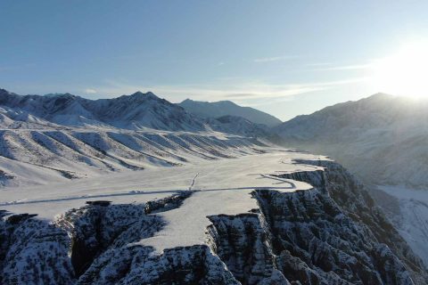 諮詢新疆旅行社時，報名時間怎麼確定，跟團報價要查看包含內容和適用條件