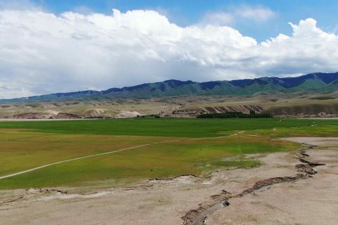 諮詢阿勒泰旅行社時，服務費怎麼了解，秋季和冬季線路要分別了解