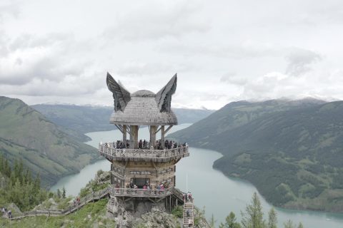新疆探路者國際旅行社當地參團怎麼了解，產品差異要比較，帶老人參團要溝通每天的行程節奏