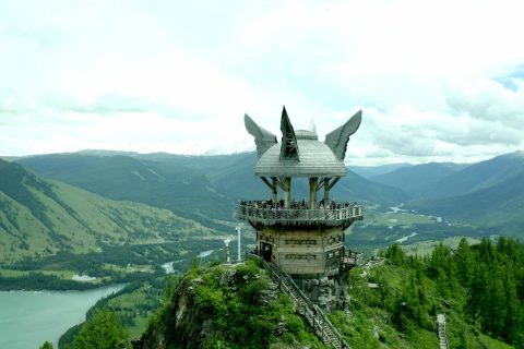 選擇阿勒泰旅行社前，家庭出行要根據成員情況安排節奏，包車和私人定製怎麼選
