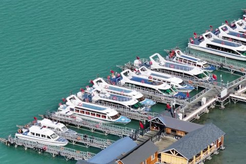 新疆旅行社帶老人出行怎麼選產品，家庭包車要說明兒童和老人情況