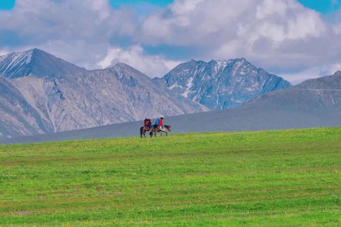 暑期和國慶產品需要提前查詢，新疆探路者國際旅行社跟團費用怎麼諮詢，產品差異要比較